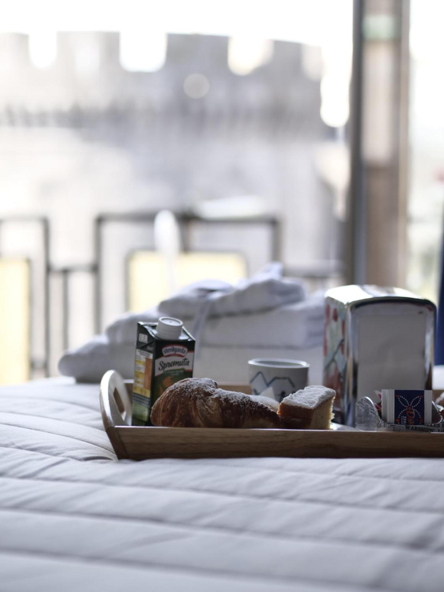 Bed and Breakfast Happy In Napoli Esterno foto